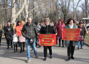 Всички гледни точки: Протест и контрапротест пред Онкодиспансера в Русе /ВИДЕО/