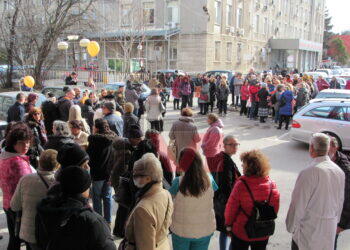 Всички гледни точки: Протест и контрапротест пред Онкодиспансера в Русе /ВИДЕО/