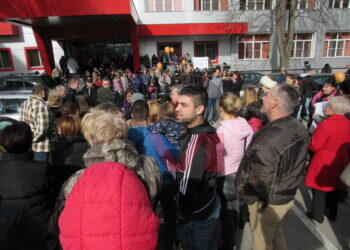 Всички гледни точки: Протест и контрапротест пред Онкодиспансера в Русе /ВИДЕО/