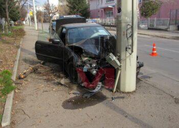 БМВ отсече дърво и се вряза в стълб от тролейбусната мрежа /ВИДЕО/