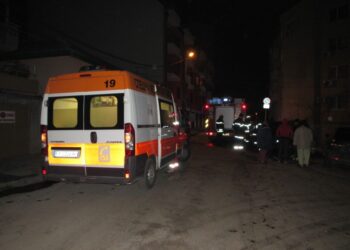 Газова бутилка избухна в къща, откараха възрастна жена в болница /ВИДЕО/