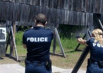Полицаи мерят майсторство и точно око в стрелба с пистолет в Русе
