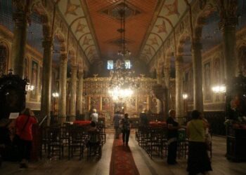 Патриархът препоръчва: Забърсвайте иконите, свещениците да се молят за изцеление