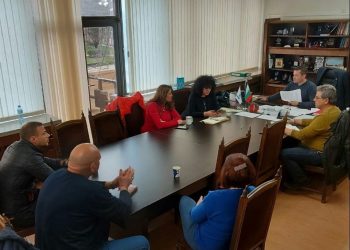 Кметът заседава извънредно, отправя апел към шивашките фирми