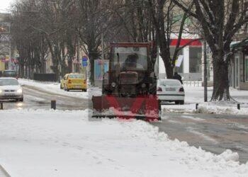 Зимата се завърна, вятърът създава проблеми по Русе-Разград и Русе-Бяла/ВИДЕО/