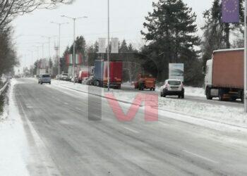 Пътят за Разград е блокиран, кара се в насрещното и не пускат камиони
