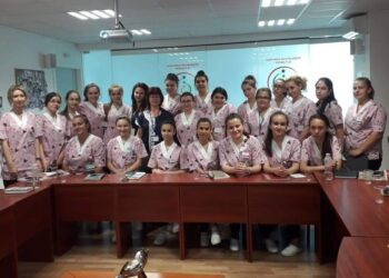 Бъдещи медицински сестри и акушерки в Русенския университет предлагат помощ на гражданите /ГРАФИК/