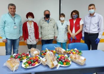 „Общински пазари“ и пекарна „Наслада“ зарадваха Инфекциозно отделение за Великден