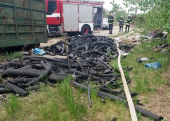 Големи количества стари гуми горяха днес на територията на „Дунавия“