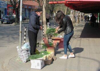 Пазарите в Русе осъмнаха затворени, стоката отива в контейнера /ВИДЕО/
