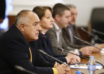 Еднократна помощ за родители, които гледат децата си, и задължителни маски