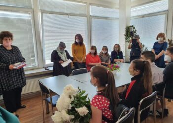 Служителите на РУО събраха лични средства за таблети за ученици
