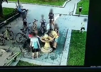 Деца вандалстваха спокойно в центъра на Русе /ВИДЕО/