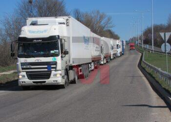 Превозвачи заплашват с блокада на Дунав мост заради тол системата /ВИДЕО/