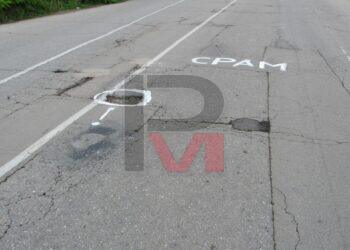 Шофьори оградиха протестно с боя и надписи дупките по Русе-Кубрат /ВИДЕО/