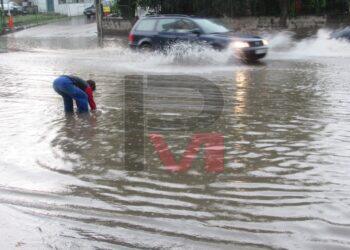 Шофьори в Русе: Пороят отново превърна улиците в реки, ужас е /ВИДЕО/