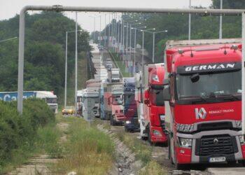 Задръствания от камиони и леки коли блокираха пътя Русе-Силистра /ВИДЕО/