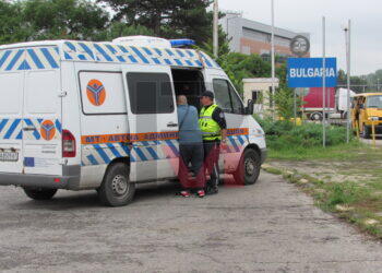 Осем нелегални микробуса хванати на Дунав мост, шофьор опитал да даде подкуп