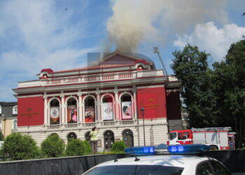 Пожар избухна в Русенска опера, изгоря течащият покрив /ВИДЕО/