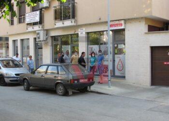 Опашка за PCR тестове от сутринта в Русе, сред чакащите бе и областният /ВИДЕО/