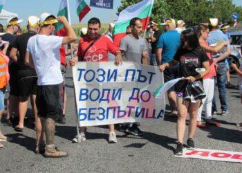 Протест за Русе-Кубрат, гарниран с кебапчета, отново затвори пътя за Варна /ВИДЕО/