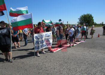Протест за Русе-Кубрат, гарниран с кебапчета, отново затвори пътя за Варна /ВИДЕО/