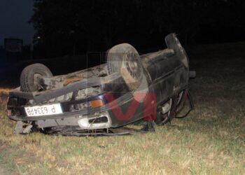 Лек автомобил се озова по таван, четирима младежи откарани в болница /ВИДЕО/