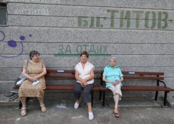ГЕРБ дари 15 нови пейки за жилищни блокове в Русе