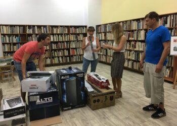 Американска фирма дари електронни инструменти за музикална зала в библиотеката