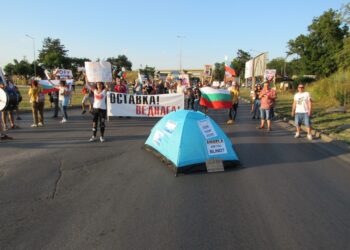 С гайди и палатка протестиращите блокираха движението край Дунав мост /ВИДЕО/