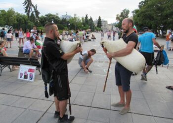 Седящ протест пред съда в Русе, хората не искат Велико Народно събрание /ВИДЕО/