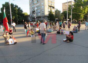 Протестиращите недоволни от полицията – опразнила кръстовището от коли /ВИДЕО/