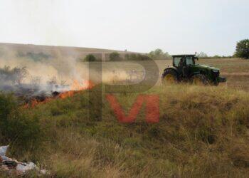 Голям пожар в Русенско достигна до къщите в село Щръклево /ВИДЕО/