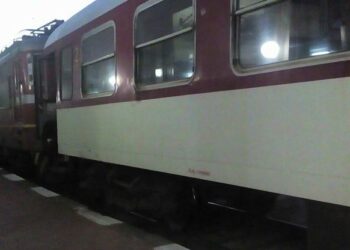 Влакът Варна-Русе блъсна лек автомобил, пътниците стоят във вагоните