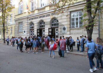 От днес: 30 ученици от Математическата учат у дома под карантина /ВИДЕО/