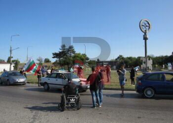 Осем автомобила и майка с инвалидна количка блокираха Дунав мост /ВИДЕО/