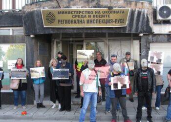 Протестиращи опитаха да блокират екоинспекцията в Русе /ВИДЕО/