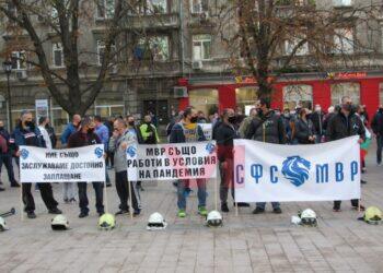 Служители на МВР излязоха на мълчалив протест в Русе /ВИДЕО/