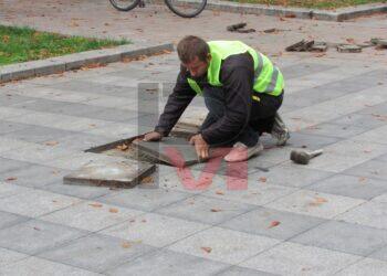 Започна традиционният есенен ремонт на плочките на площада в Русе