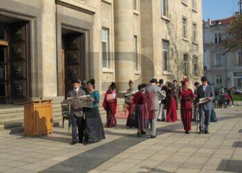 Младежи върнаха времето с 80 години в чест на Съдебната палата в Русе /ВИДЕО/