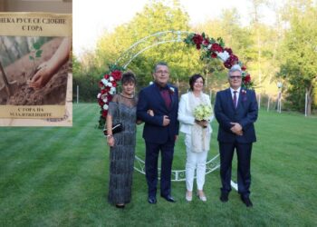 Семейство слага началото на Парк на младоженците в Русе