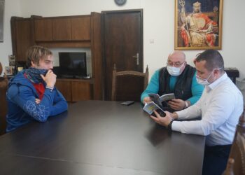 Общината ще помага на Пламен, изкачил на ръце стъпалата към Шипка