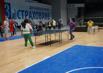 Жени и мъже с увреждания мериха сили на турнир по тенис на маса в Русе