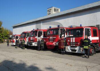 Пожарникарите в Русе подкрепиха протеста на колегите си в София /ВИДЕО/