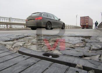 Дупки с арматура се отвориха на Дунав мост при Русе /ВИДЕО/