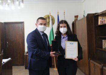 Преслава Петрова от Дойче шуле с наградата „Русе – 21 век“
