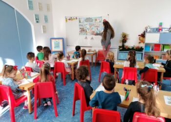 Добър пример: Студенти от Русенския университет помагат в училищата