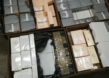 Митничарите хванаха контрабанда на парфюми, скрити в кашони от банани