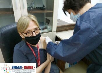 Анестезиологът д-р Лидия Стефанова се ваксинира първа в УМБАЛ „Канев“