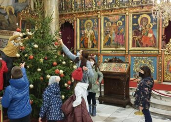 Третокласници  украсиха елхата в „Св.Троица“ и се помолиха за болните